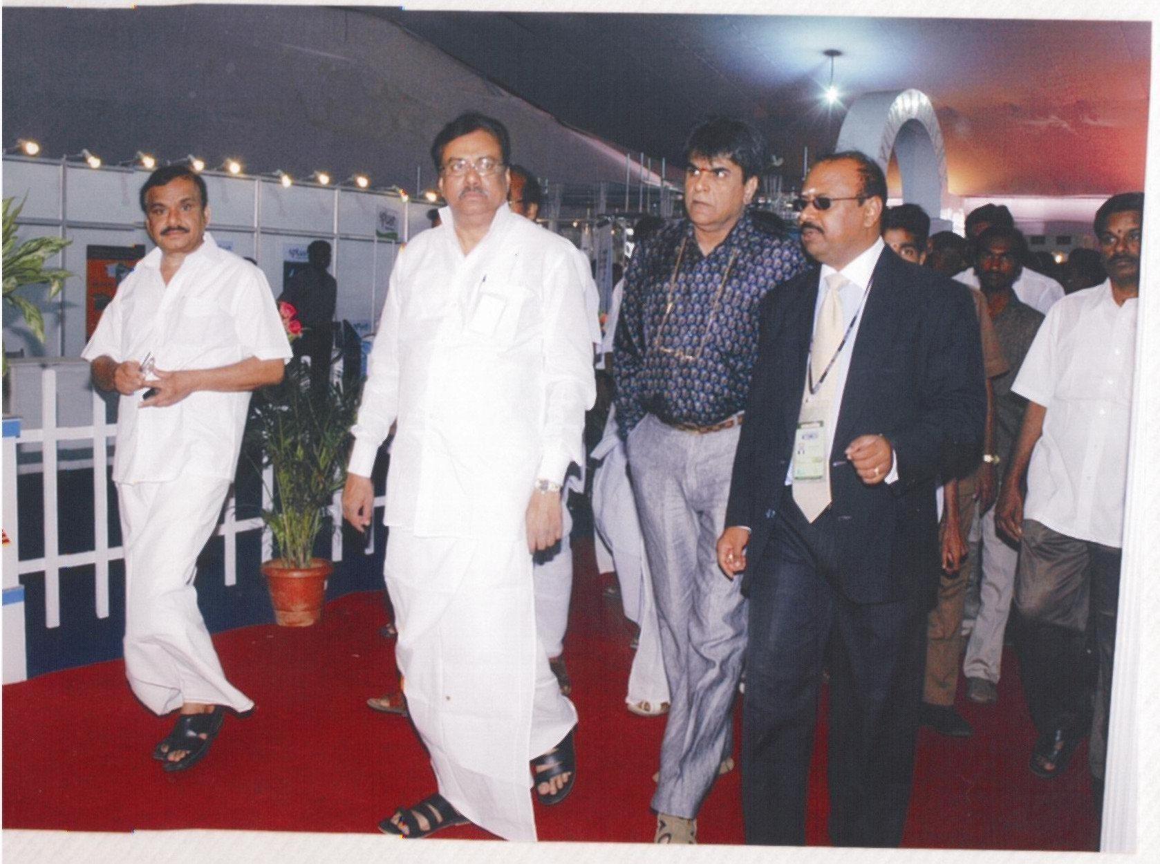 Union Textile Minister Mr. E.V.K.S. Elangovan visits the Knit-Tech show floor, 2007.